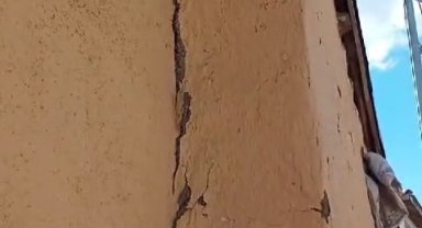 Depremin merkez üssü köyde çatlaklar oluştu