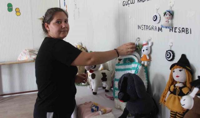Depremzede kadınların elinden çıkan amigurumi bebekler, 300 ile bin 300 TL arasında alıcı buluyor