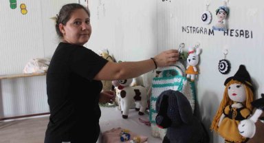 Depremzede kadınların elinden çıkan amigurumi bebekler, 300 ile bin 300 TL arasında alıcı buluyor