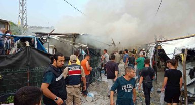 Depremzedelerin yaşadığı 4 konteyner kül oldu