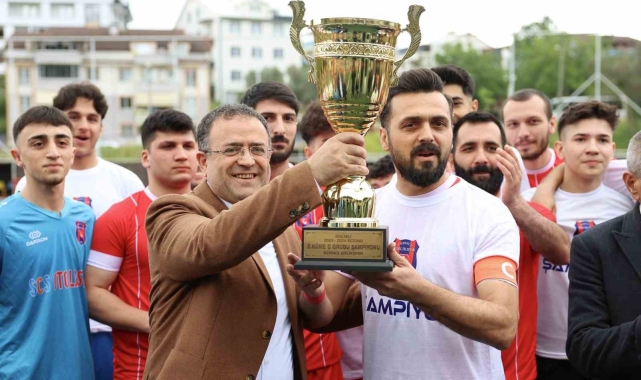 Derince Birlikspor, kupasını Başkan Gökçe'nin elinden aldı