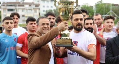 Derince Birlikspor, kupasını Başkan Gökçe'nin elinden aldı
