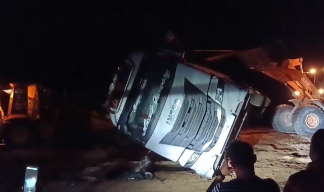 Devrilen tırın imdadına köylüler yetişti