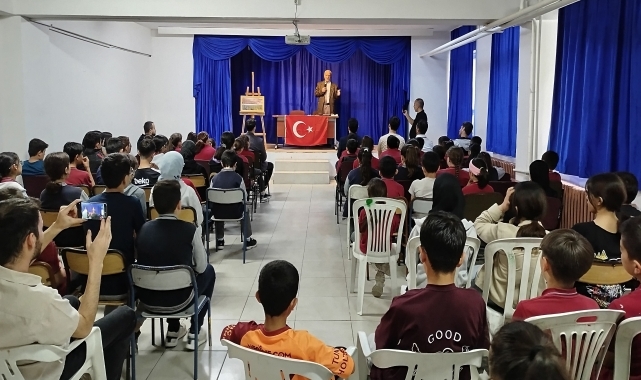 Diktiği fidanlarla doğaya katkı veren Hikmet Kaya, öğrencilerle buluştu