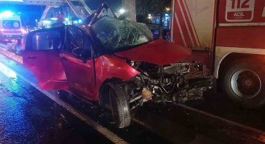 Direksiyon hakimiyeti kaybeden otomobil sürücüsü aydınlatma direğine çarptı: 1 ölü