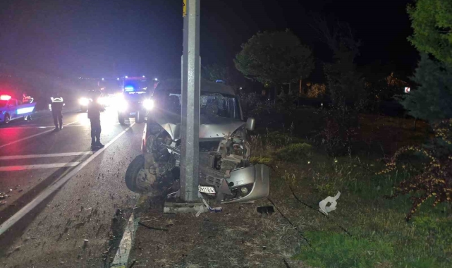 Direksiyon hakimiyetini kaybedip direğe çarptı: 1 ölü, 2 yaralı