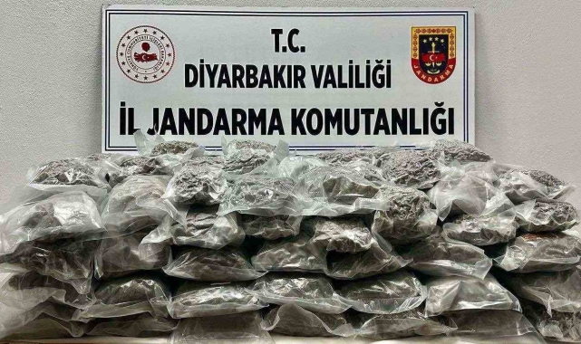 Diyarbakır'da bir araçta 71 kilo kubar esrar ele geçirildi