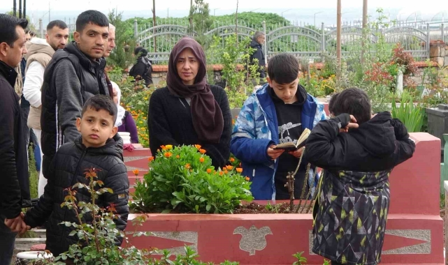 Diyarbakır'da deprem mezarlığında hüzünlü bayram ziyareti