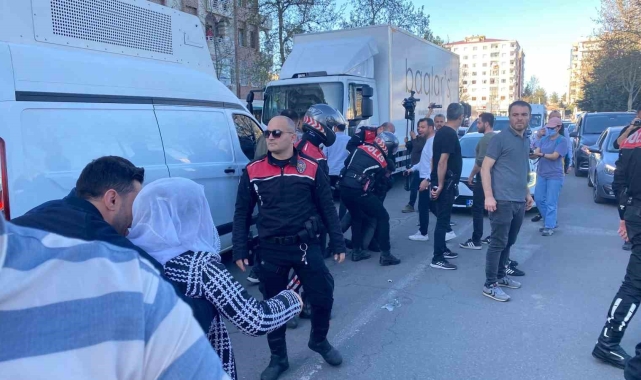 Diyarbakır&#039;da izinsiz yürümek isteyen DEM&#039;lilere polis müdahalesi