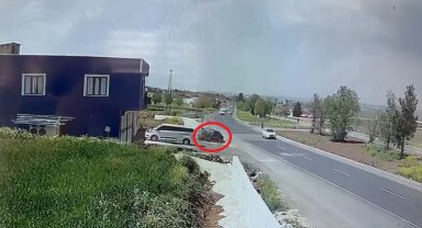 Diyarbakır'da kontrolden çıkan otomobilin kaza anı güvenlik kamerasına yansıdı