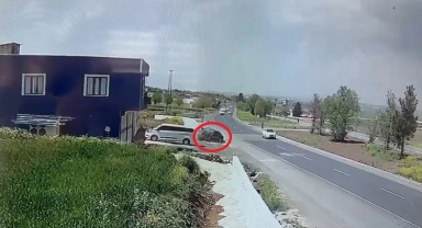 Diyarbakır'da kontrolden çıkan otomobilin kaza anı güvenlik kamerasına yansıdı