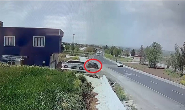 Diyarbakır'da kontrolden çıkan otomobilin kaza anı güvenlik kamerasına yansıdı