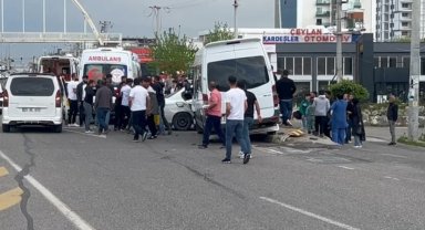 Diyarbakır'da minibüs ile otomobil çarpıştı: 3 yaralı