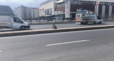Diyarbakır'da Ninova Park AVM önünde canını hiçe sayan şahıs yolun ortasına tuvaletini yaptı