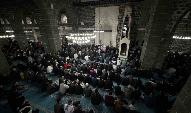 Diyarbakır'da vatandaşlar bayram namazı için Ulu Cami'ye akın etti