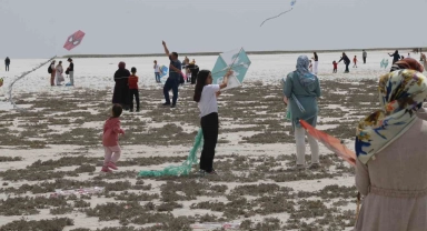 Doğa harikası Tuz Gölü semalarında uçurtmalar havalandı
