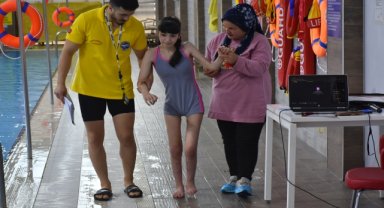 Doktor tavsiyesiyle yüzmeye başlayan serebral palsili Gamze artık adım atabiliyor