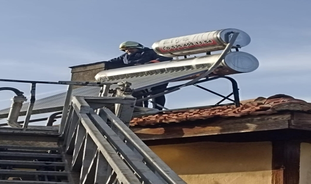 Dörtdivan'da evin bacasında çıkan yangın söndürüldü