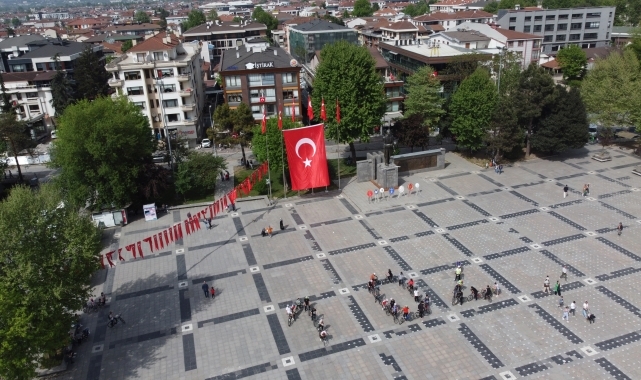 Düzce'de bisikletliler 23 Nisan Ulusal Egemenlik ve Çocuk Bayramı'nı özel koreografiyle kutladı