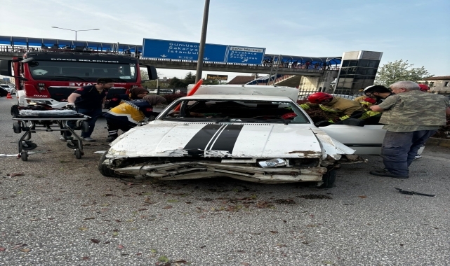 Düzce'de refüje çarpıp karşı şeride geçen otomobildeki 2 kişi yaralandı