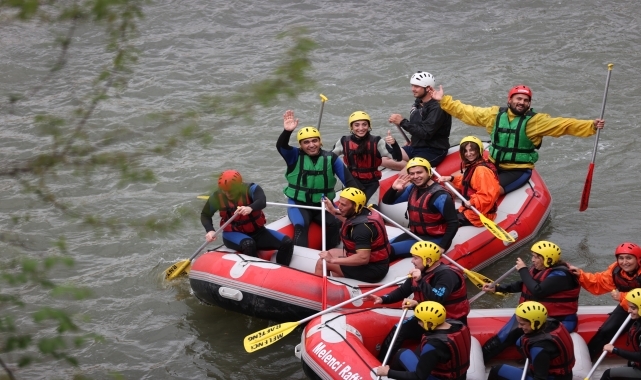 Düzce protokolü, Melen Çayı'nda rafting yaptı