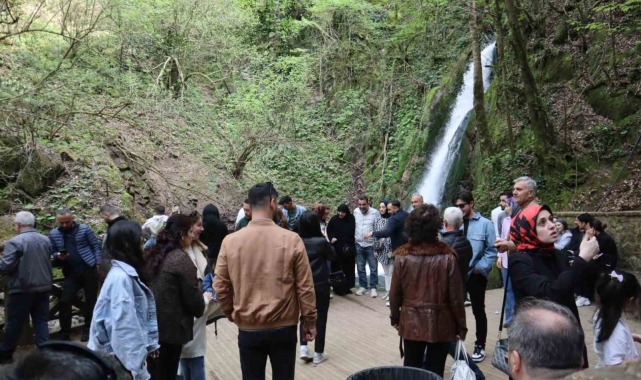 Düzce'nin gözde doğal güzelliklerinde bayram yoğunluğu