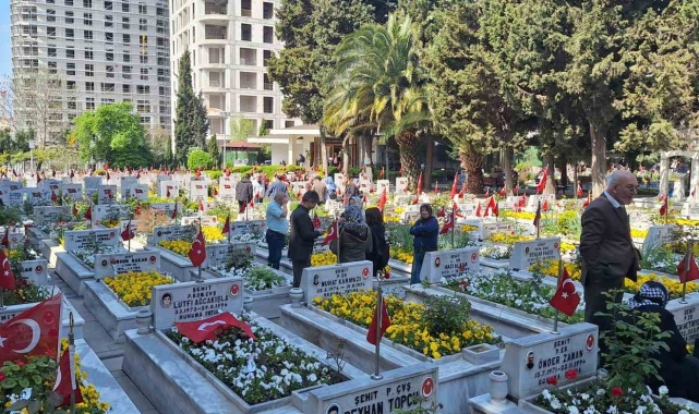 Edirnekapı Şehitliği'nde buruk bayram