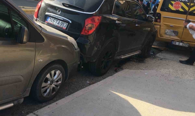 El frenini çekmeyi unutunca 3 araca çarptı