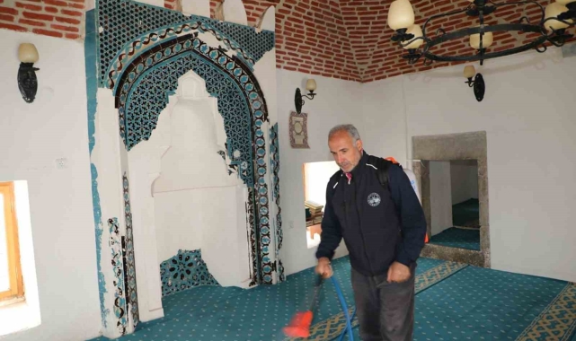 Elazığ'da camiler ve türbeler gül suyu ile yıkanıyor