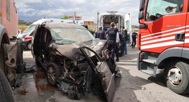 Elazığ'da hafif ticari araç, temizlik kamyonuna çarptı: 5 yaralı