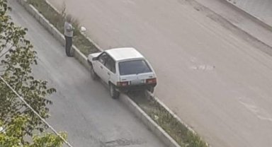 Elazığ'da ilginç kaza, otomobil refüje oturdu