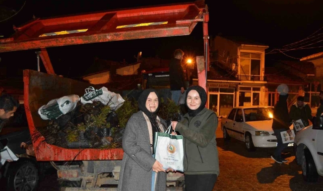 Emet'te halka fidan dağıtımı ve helva ikramı