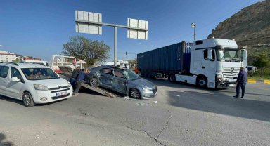 Erciş'te otomobille tır çarpıştı: 1 ölü, 2 yaralı
