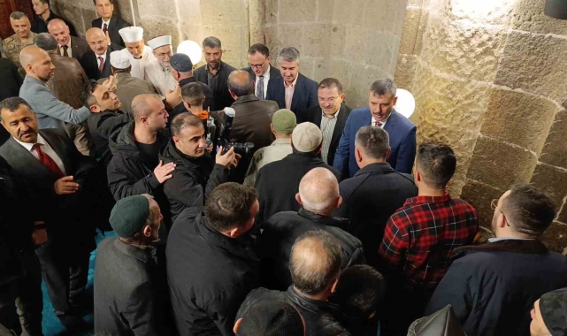 Erzurum'da protokol, namaz sonrası Ulu Camii'nde vatandaşlarla bayramlaştı