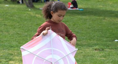 Esenler semaları Türk bayraklı uçurtmalarla renklendi