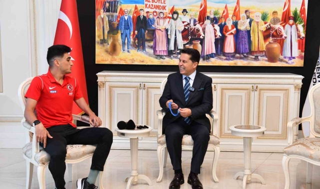 Esenyurt Belediye Başkanı Özer, Dünya Şampiyonu olan Milli Paratriatloncu Uğurcan Özer'i makamında ağırladı