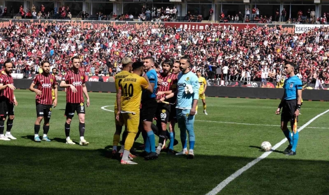Eskişehirspor - 1926 Polatlı Belediyespor maçı başlamadan futbolcular arasında kavga çıktı