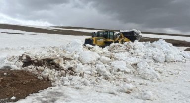 Espiye'de yayla yollarında karla mücadele devam ediyor