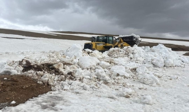 Espiye'de yayla yollarında karla mücadele devam ediyor