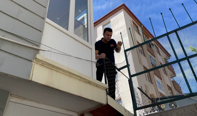 Evde uyuyakalan kadın tüm ekipleri seferber etti