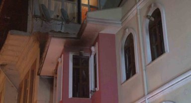 Fatih'te 4 katlı binada çıkan yangında 2 kişi dumandan etkilendi