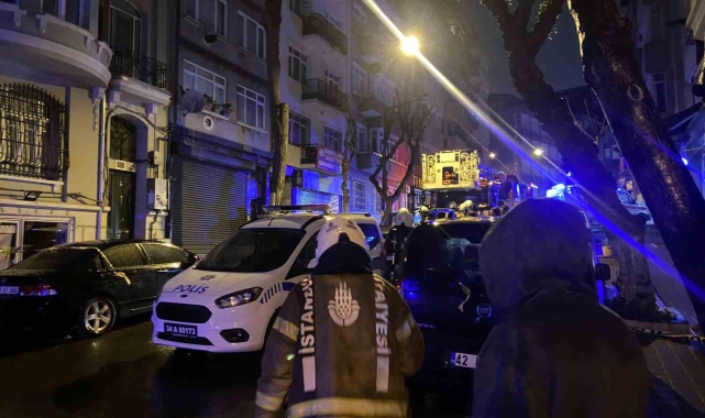Fatih'te hareketli gece: Komşusunun kapısına balyoz ve matkapla saldırıp kapıyı ateşe verdi