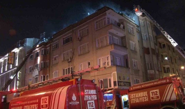 Fatih'te korkutan yangın: Binanın çatısı alev alev yandı