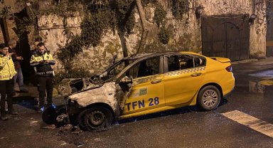 Fatih'te ticari taksi alev alev yandı