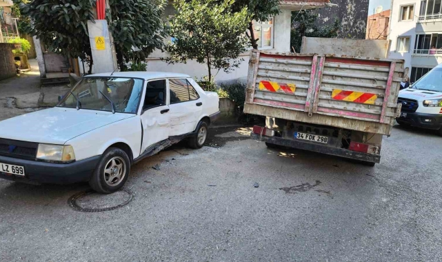 Freni boşalan kamyonet araca çarparak durabildi