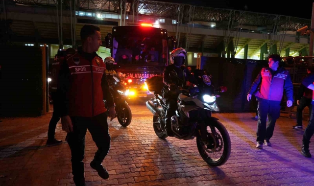 Galatasaray taraftarların sevgi gösterileriyle stattan ayrıldı