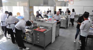 Gastronomi yarışması için yemek hazırlayan öğrenciler jüri üyelerine lezzet şöleni yaşattı