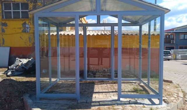 Gediz'de meslek liseli öğrenciler yaptıkları kapalı durağı belediyeye teslim ettiler