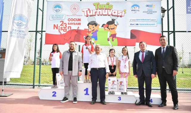 Geleceğin tenisçilerine madalyalarını Başkan Büyükkılıç verdi
