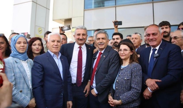 Gemlik Belediye Başkanı Şükrü Deviren görevi teslim aldı